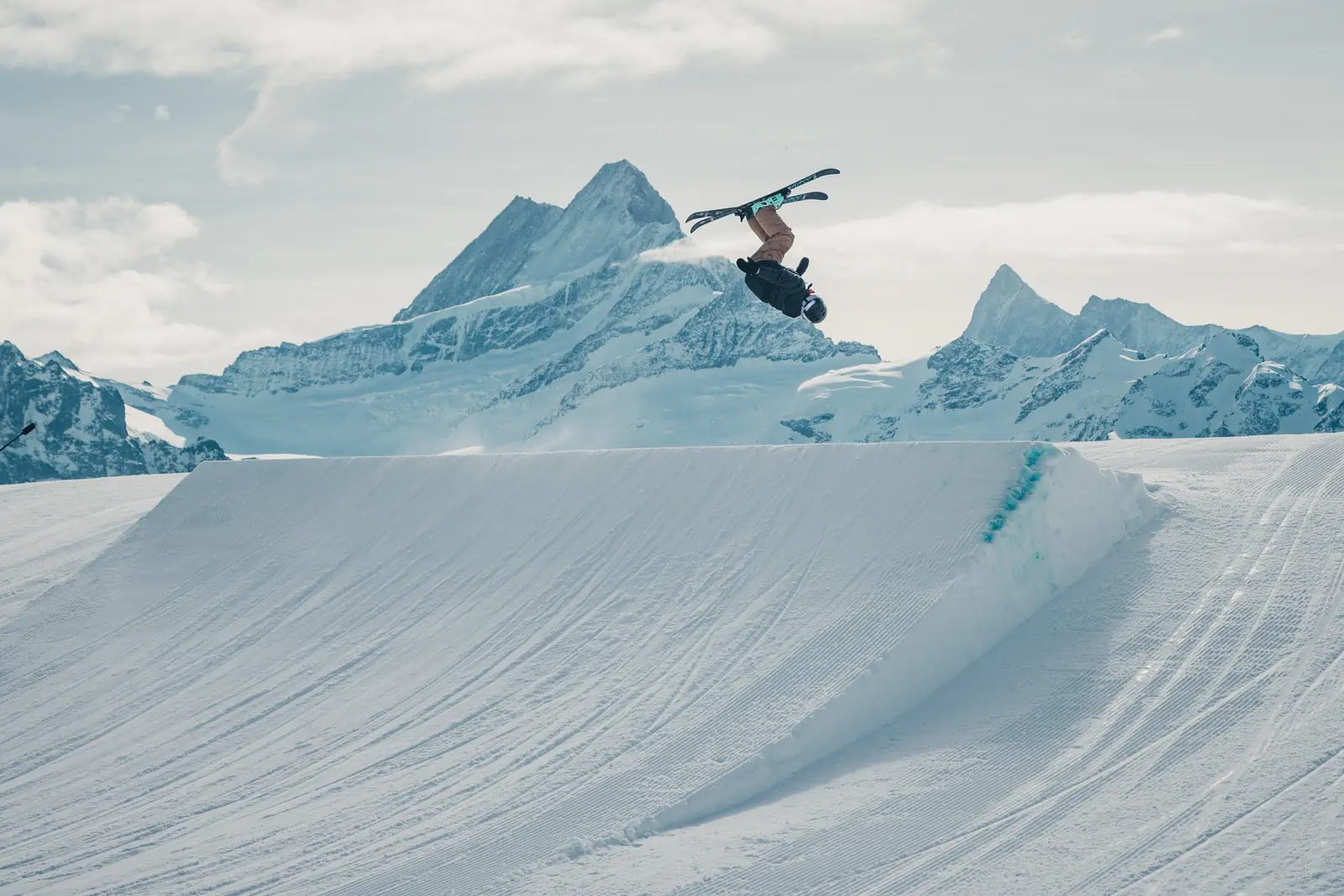 Freeskier beim Backflip vor dem Schreckhorn