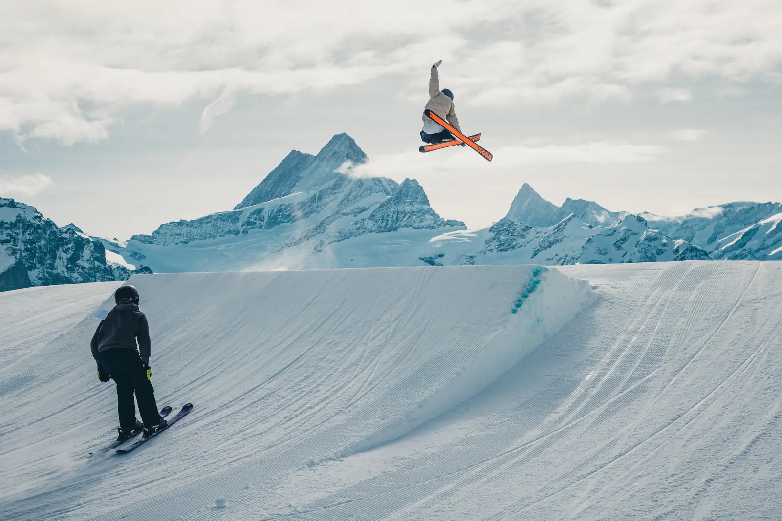 Freeskier mit Grab über dem Kicker, Schreckhorn im Hintergrund